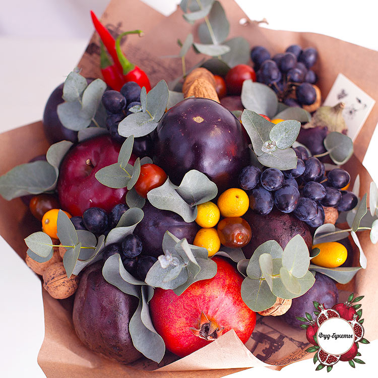 Букет из фруктов, баклажана и винограда