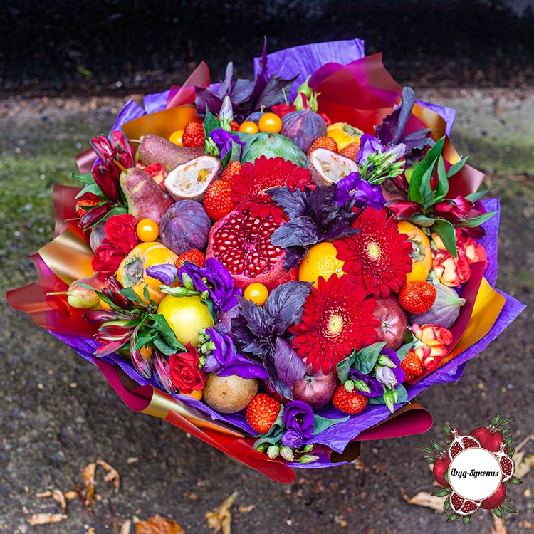 Букет из фруктов, ягод и цветов