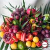 Букет из фруктов, макарун и цветов
