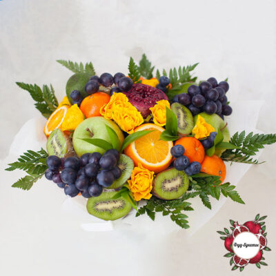 Букет из фруктов, винограда и цветов