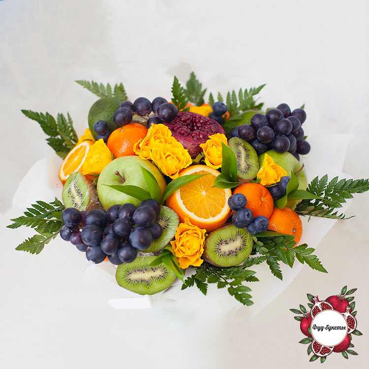 Букет из фруктов, винограда и цветов