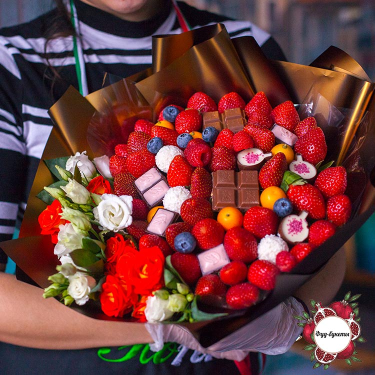 Букет из клубники, шоколада и цветов