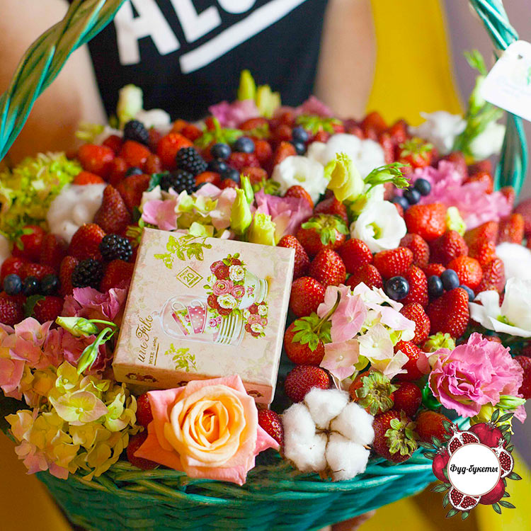 Клубника, ягоды и цветы в корзине