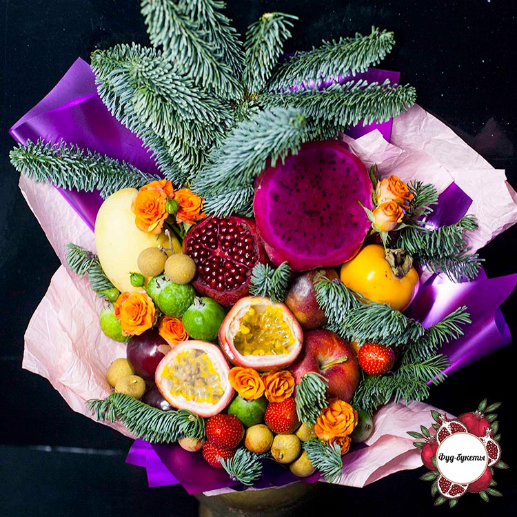 Новогодний букет из экзотических фруктов и ели