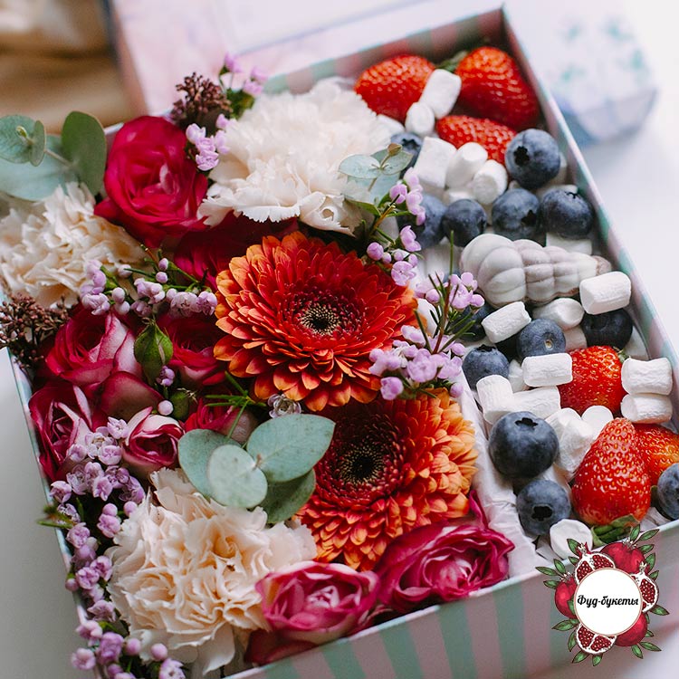 Подарочный набор из цветов и ягод