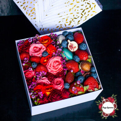 Подарочный набор из цветов, макарун и ягод