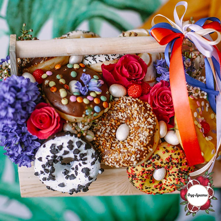 Пончики, цветы и конфеты в ящике