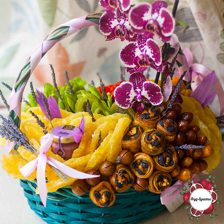 Сухофрукты, мёд и орхидея в корзине