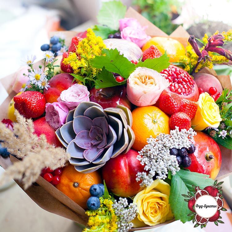 Букет из фруктов, цветов и суккулента