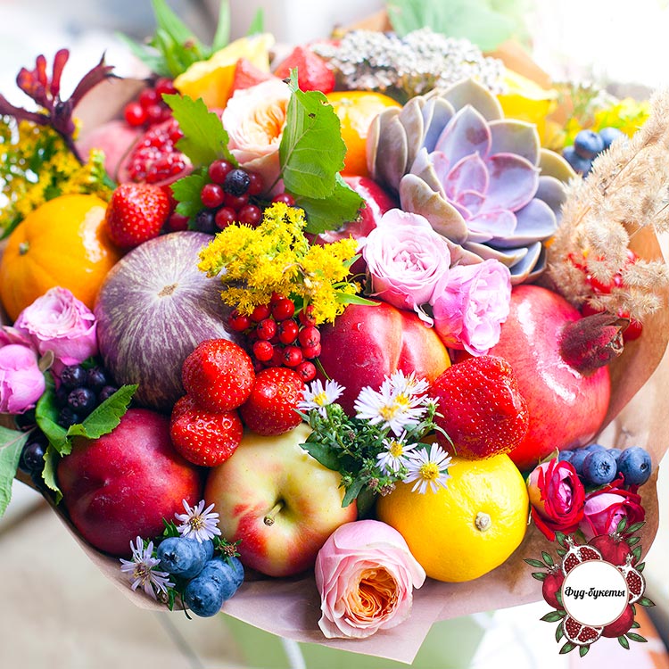 Букет из фруктов, цветов и суккулента