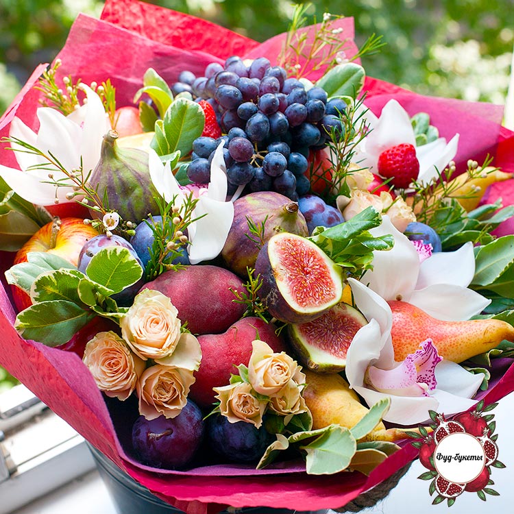 Букет из фруктов, винограда и орхидей