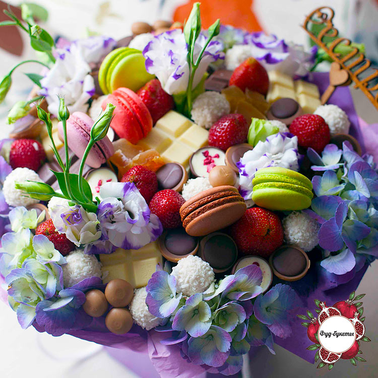 Букет из конфет, макарун и цветов