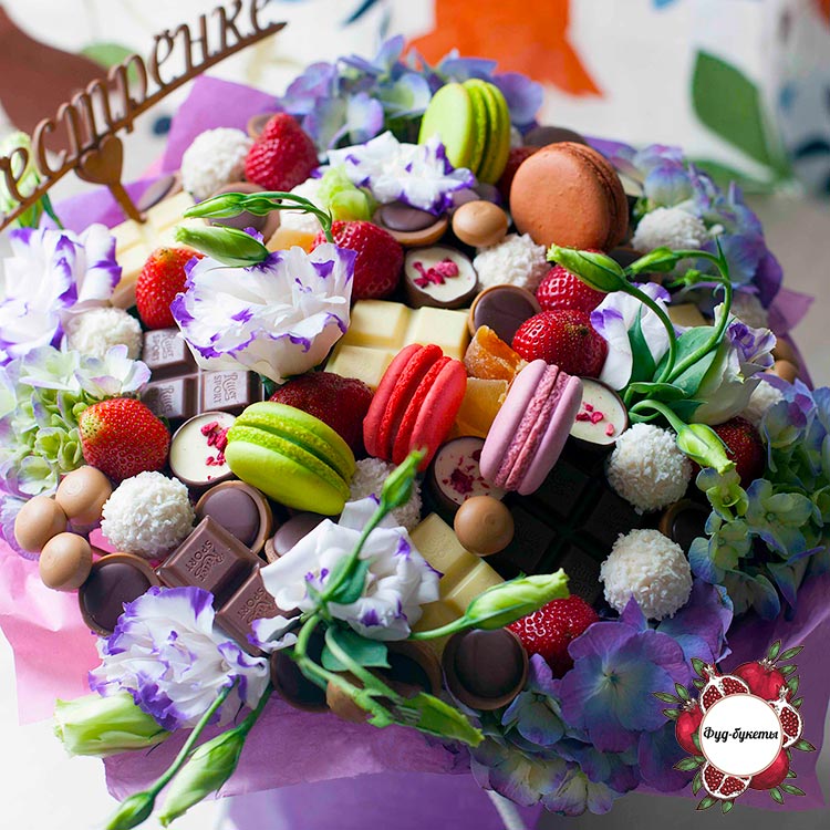 Букет из конфет, макарун и цветов