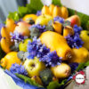 Букет из тайского манго, бананов и цветов