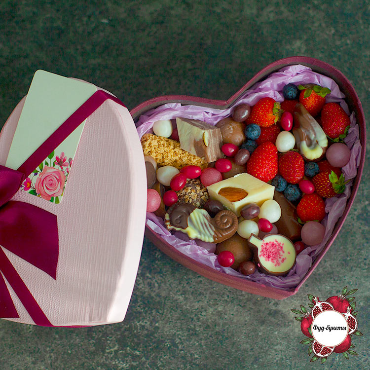 Конфеты и клубника в коробке в форме сердца