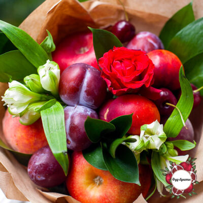 Мини-букет из фруктов, альстромерий и розы