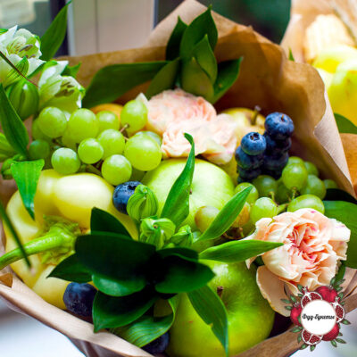 Мини-букет из фруктов, перца и цветов