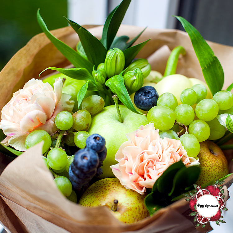 Мини-букет из фруктов, перца и цветов