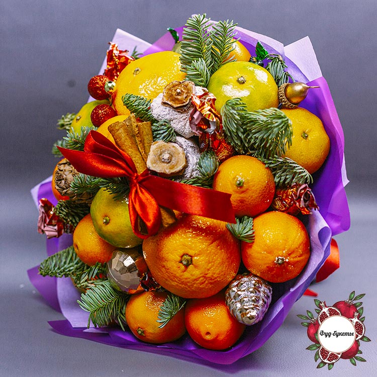 Новогодний букет из мандаринов, ели и декора