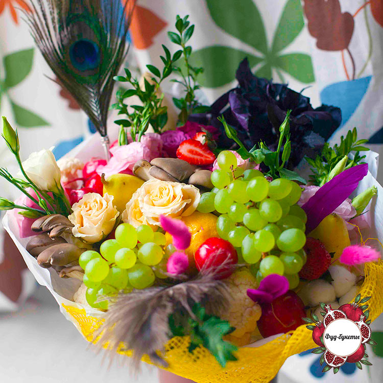 Букет из фруктов, грибов и цветов