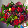 Букет из фруктов, клубники и красных роз