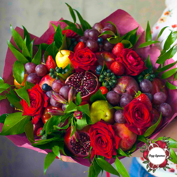 Букет из фруктов, клубники и красных роз