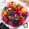 Букет из фруктов, кустовых роз и альстромерий