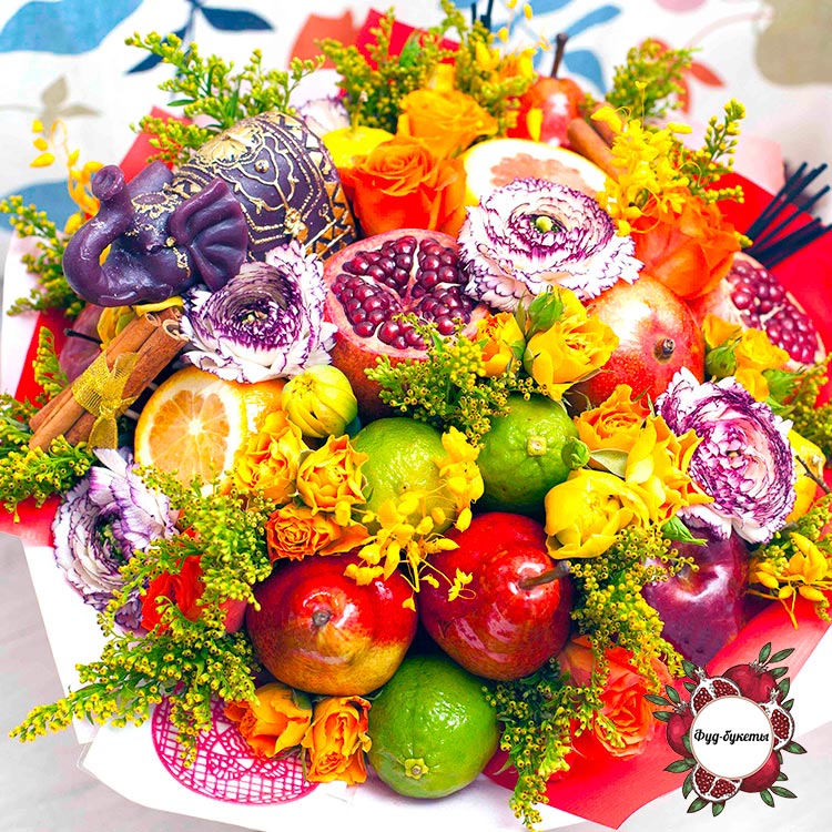 Букет из фруктов, статуэтки и цветов