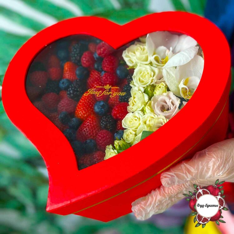 Ягоды и цветы в коробке в форме сердца