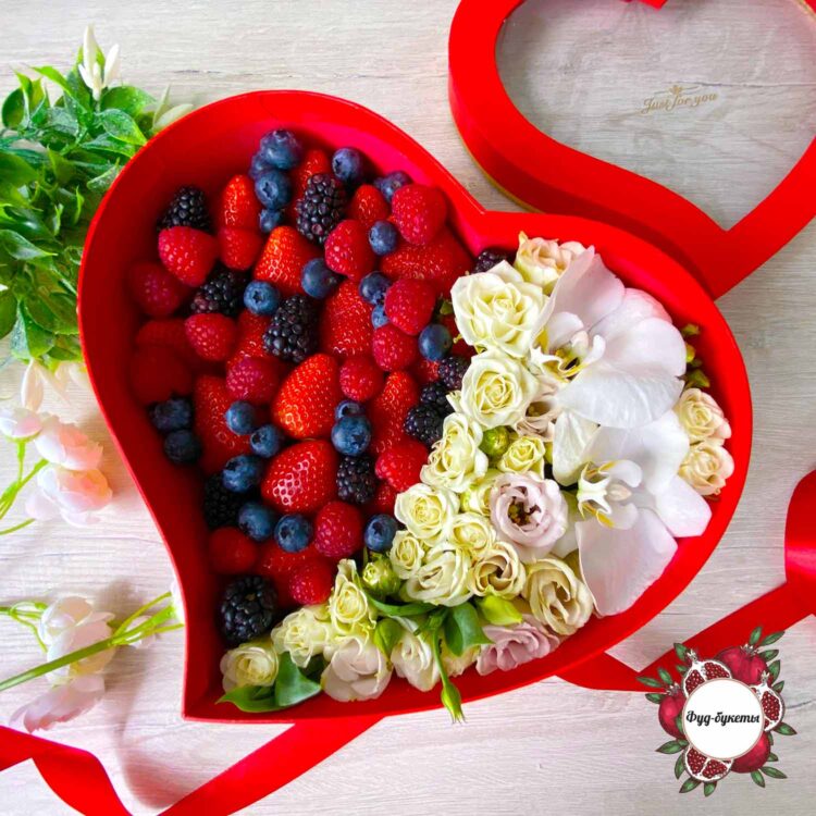 Ягоды и цветы в коробке в форме сердца