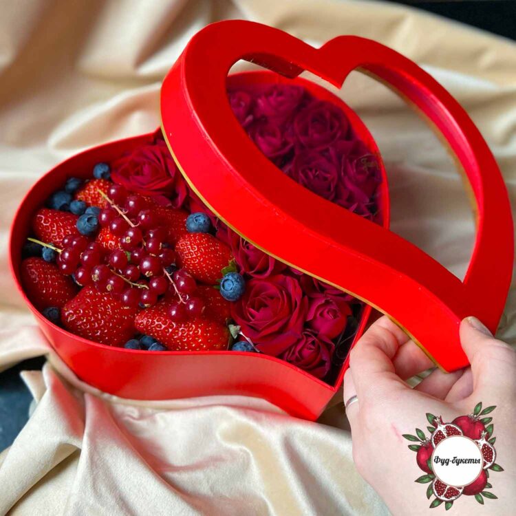 Ягоды и розы в коробке в форме сердца