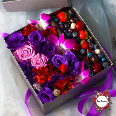 Подарочный набор из цветов, ягод и драже