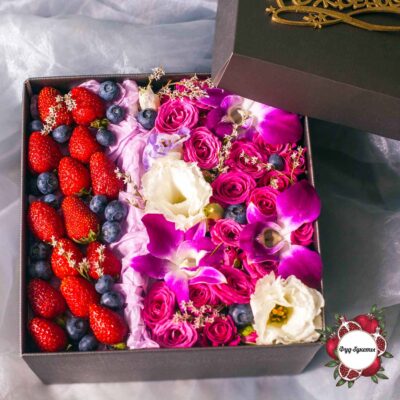 Подарочный набор из клубники, голубики и цветов