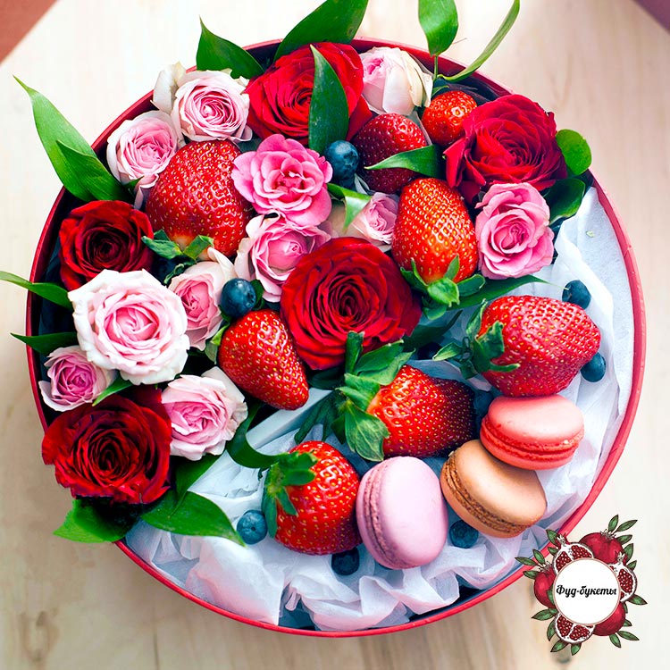 Подарочный набор из роз, макарун и ягод