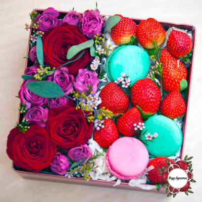 Подарочный набор из роз, макарун и клубники