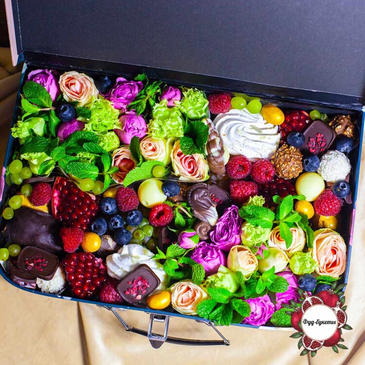 Конфеты, ягоды и цветы в чемодане