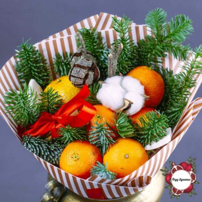 Новогодний букет из мандаринов и хвои