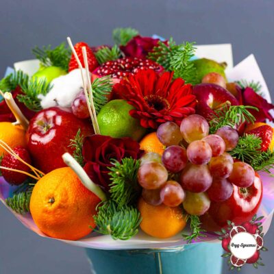 Новогодний букет из фруктов, клубники и ели