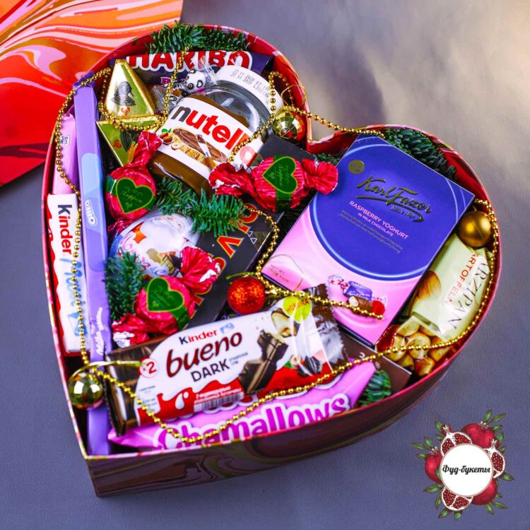 Новогодний набор из шоколада, конфет и Nutella