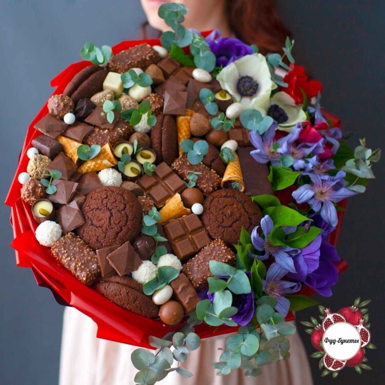 Большой букет из шоколада, печенья и цветов