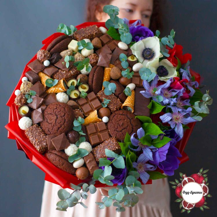 Большой букет из шоколада, печенья и цветов