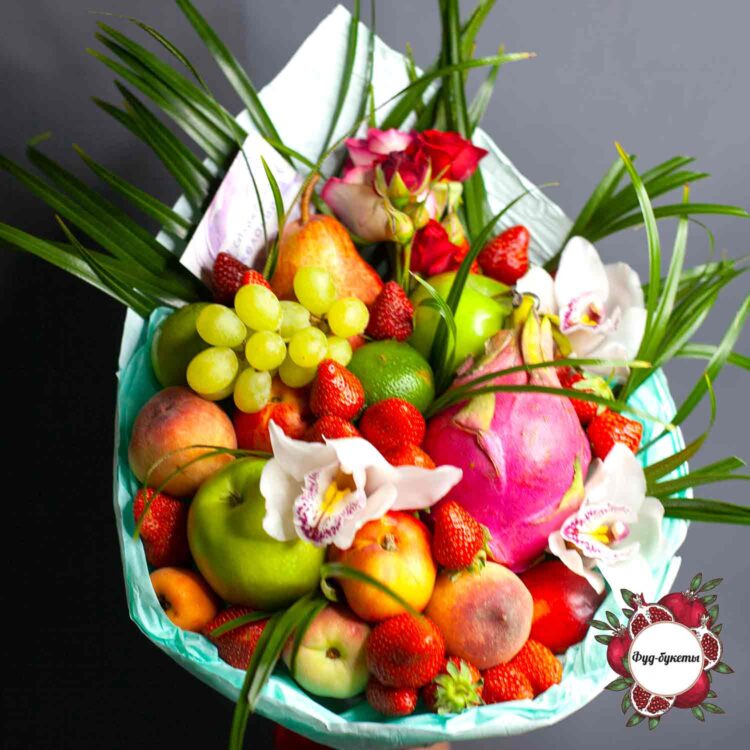 Фруктовый букет из питахайя, клубники и цветов