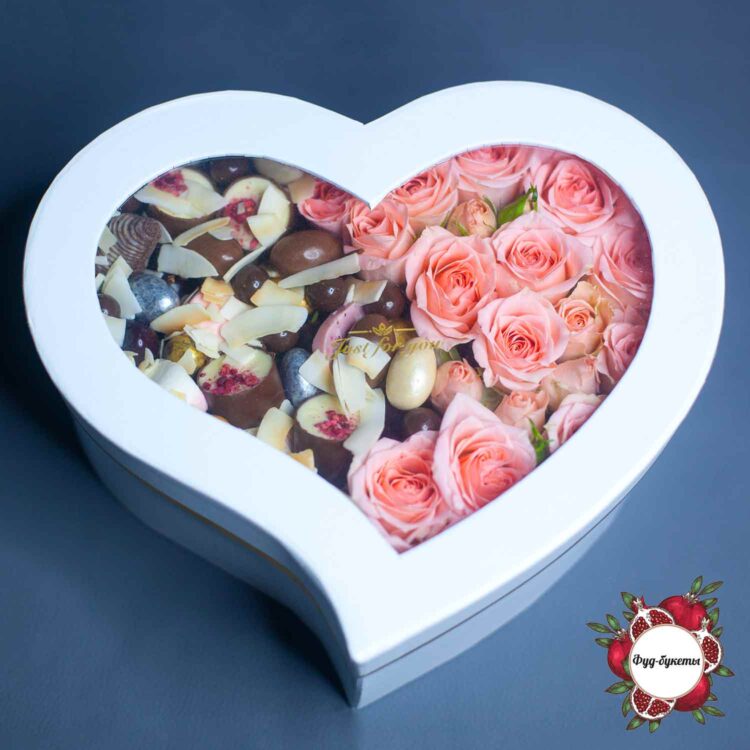 Конфеты и кустовые розы в коробке в форме сердца