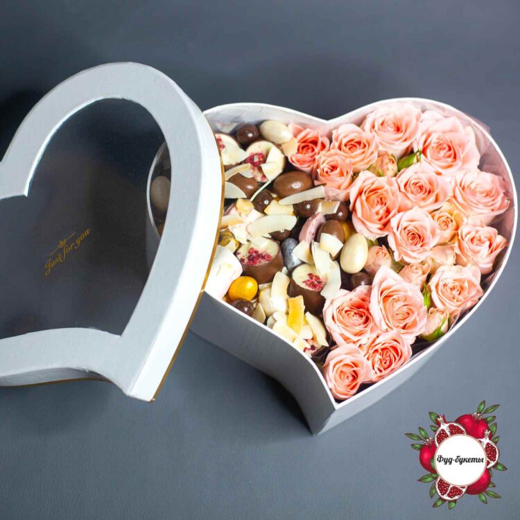 Конфеты и кустовые розы в коробке в форме сердца