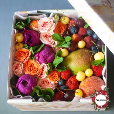 Подарочный набор из цветов, ягод и манго