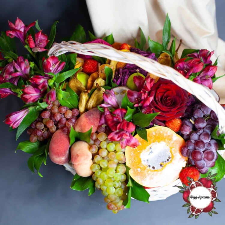 Папайя, сухофрукты и цветы в корзине