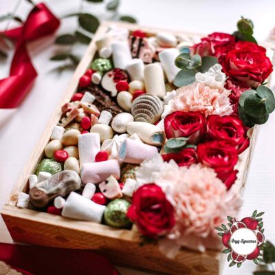 Подарочный набор из шоколада и цветов