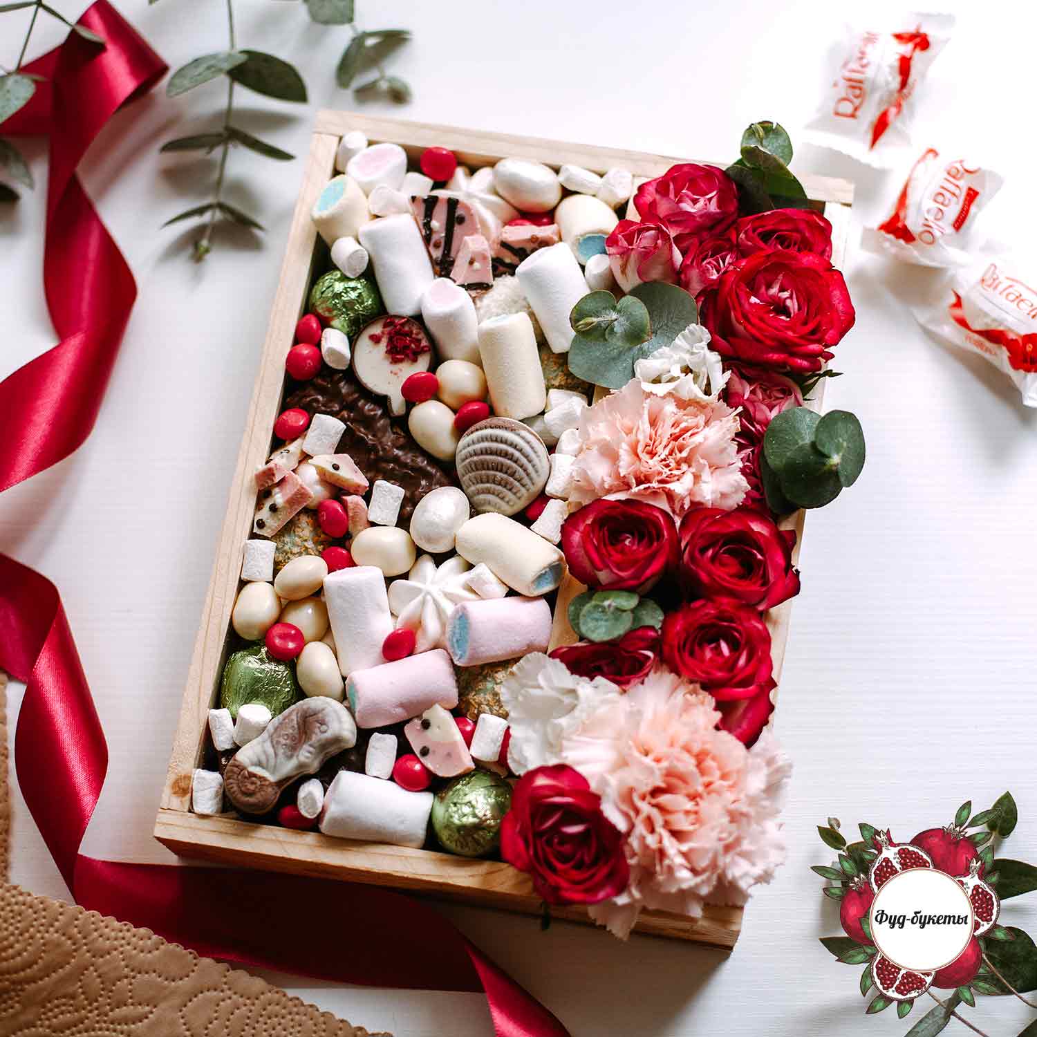 Подарочный набор из шоколада и цветов купить в Москве с доставкой недорого