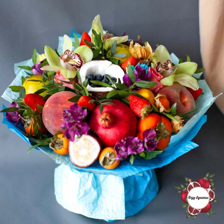 Фруктовый букет из манго, персиков и цветов