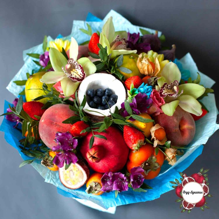 Фруктовый букет из манго, персиков и цветов